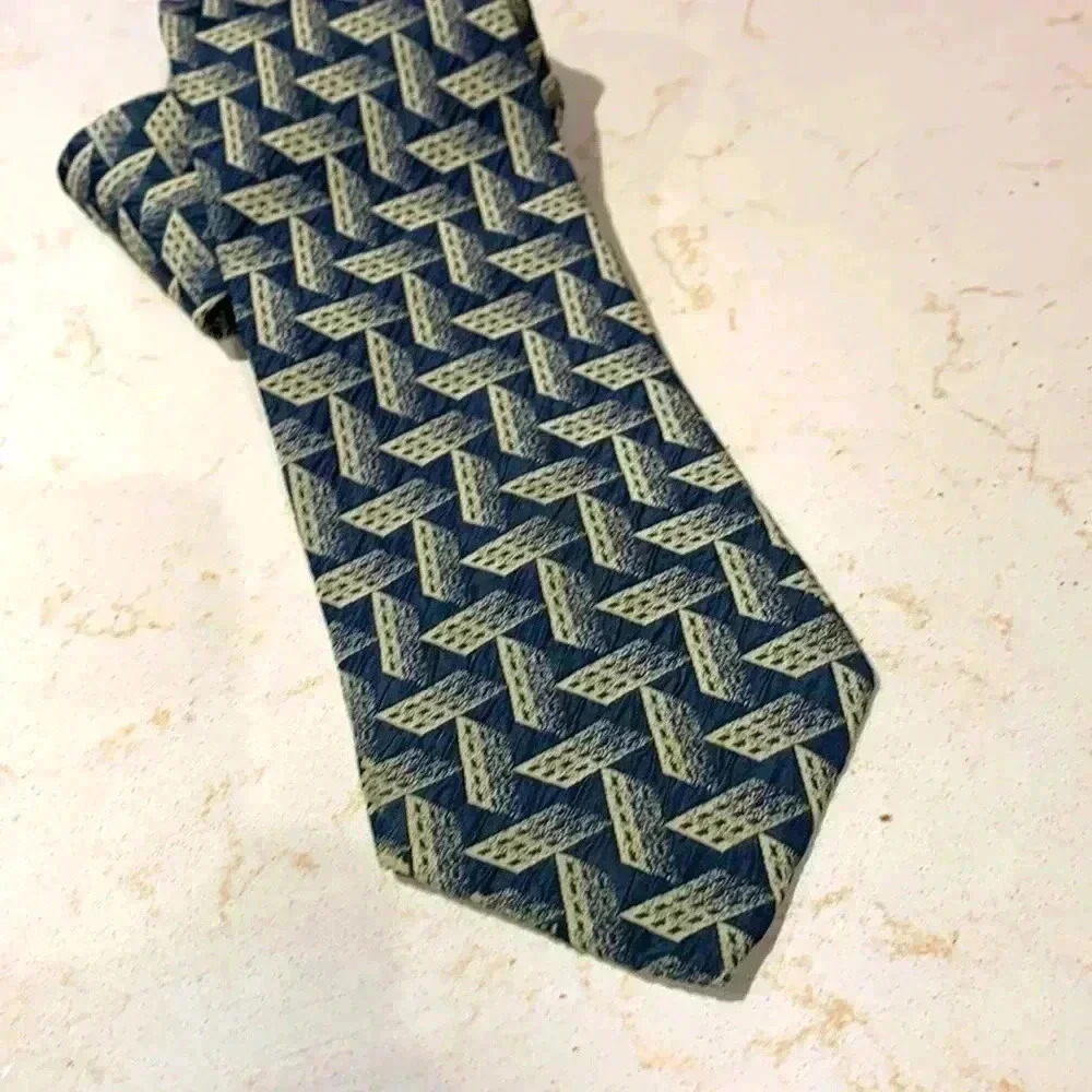 Vito Rufolo 85% wool/15% silk tie with 3-D fabric and elements